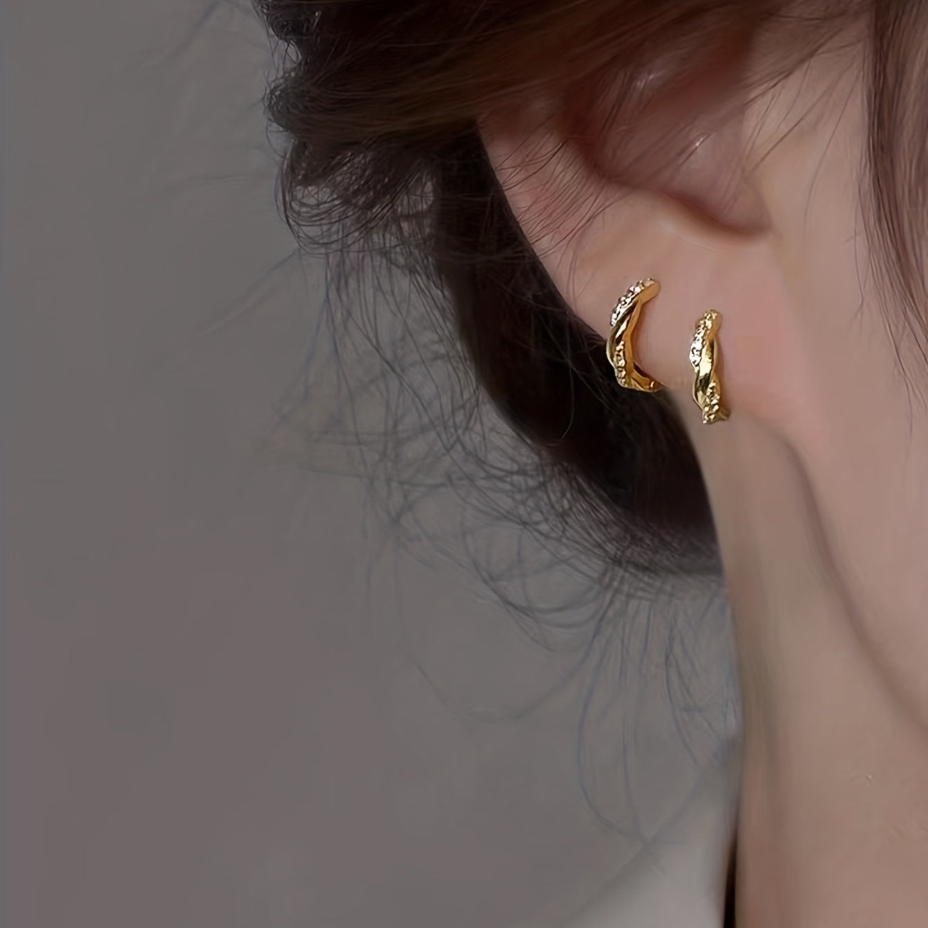 Lunarya | Women's elegant twisted earrings with zirconia | Golden yellow