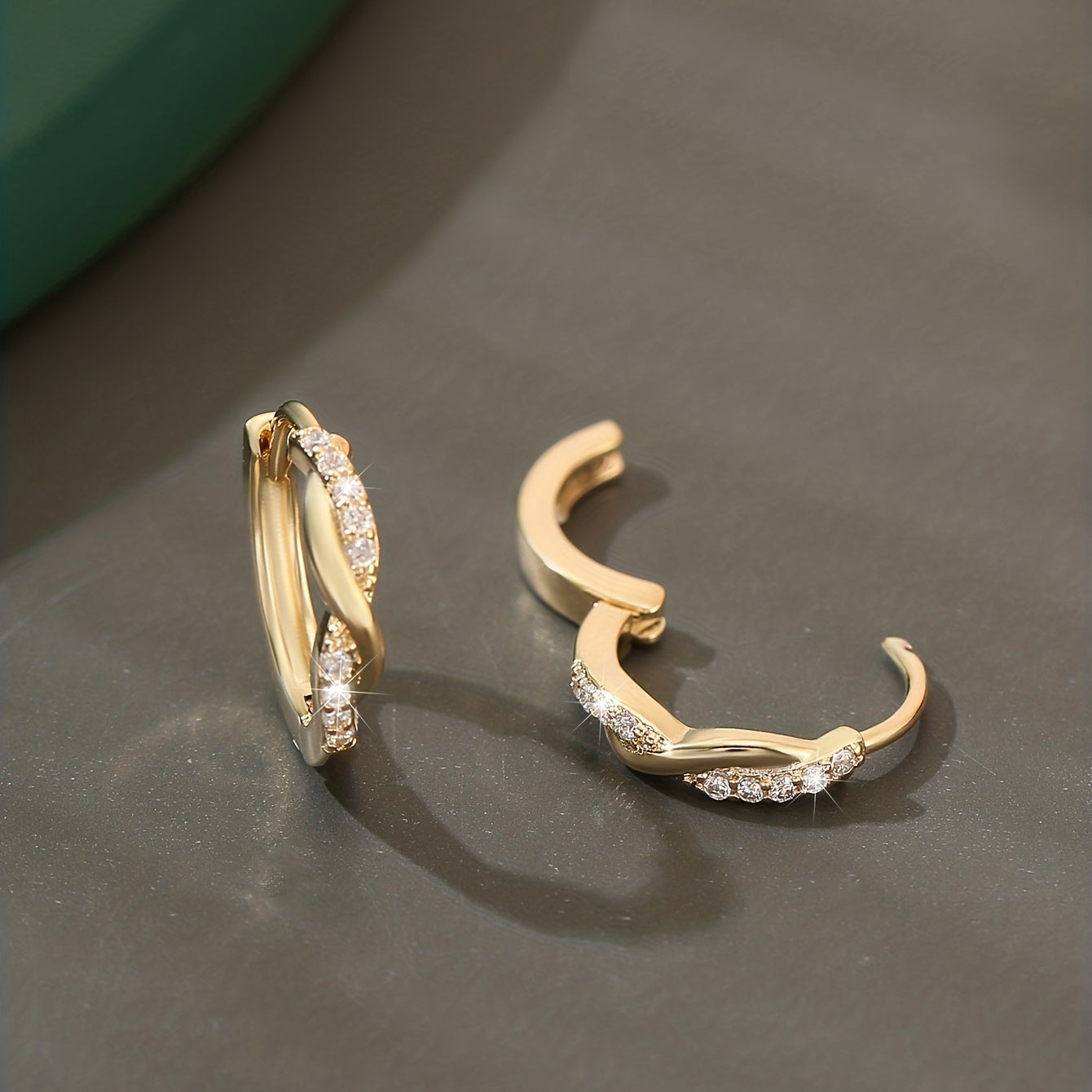 Lunarya | Women's elegant twisted earrings with zirconia | Golden yellow