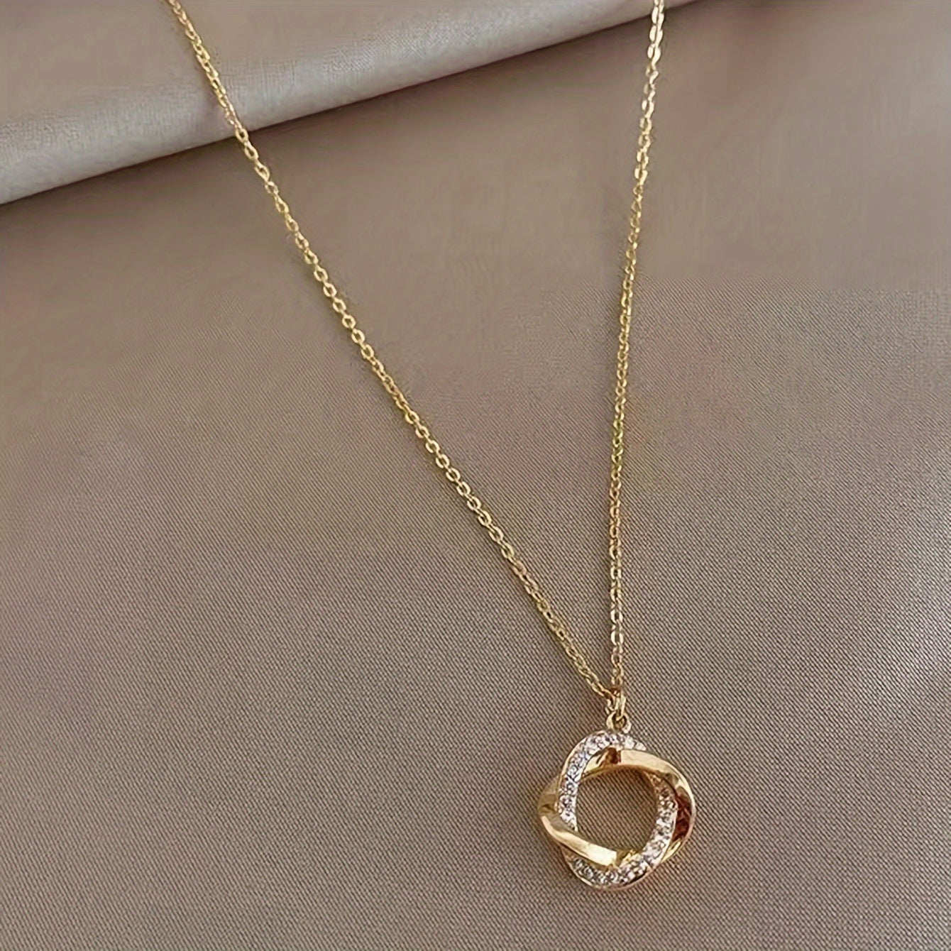 Elveria | Women's elegant pendant necklace with diamond look | Gold yellow