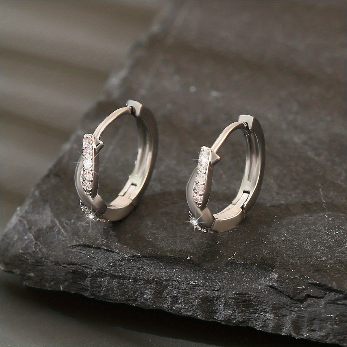 Lunarya | Women's elegant twisted earrings with zirconia | Golden yellow