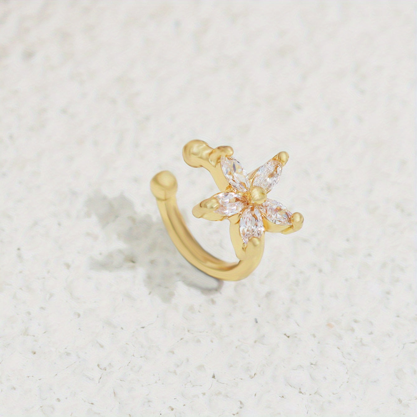 Selira | Women's delicate flower-shaped clip-on earring | Silver