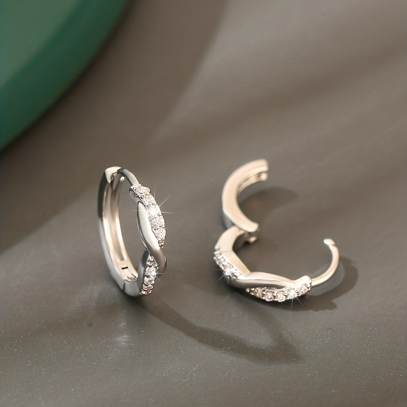 Lunarya | Women's elegant twisted earrings with zirconia | Golden yellow