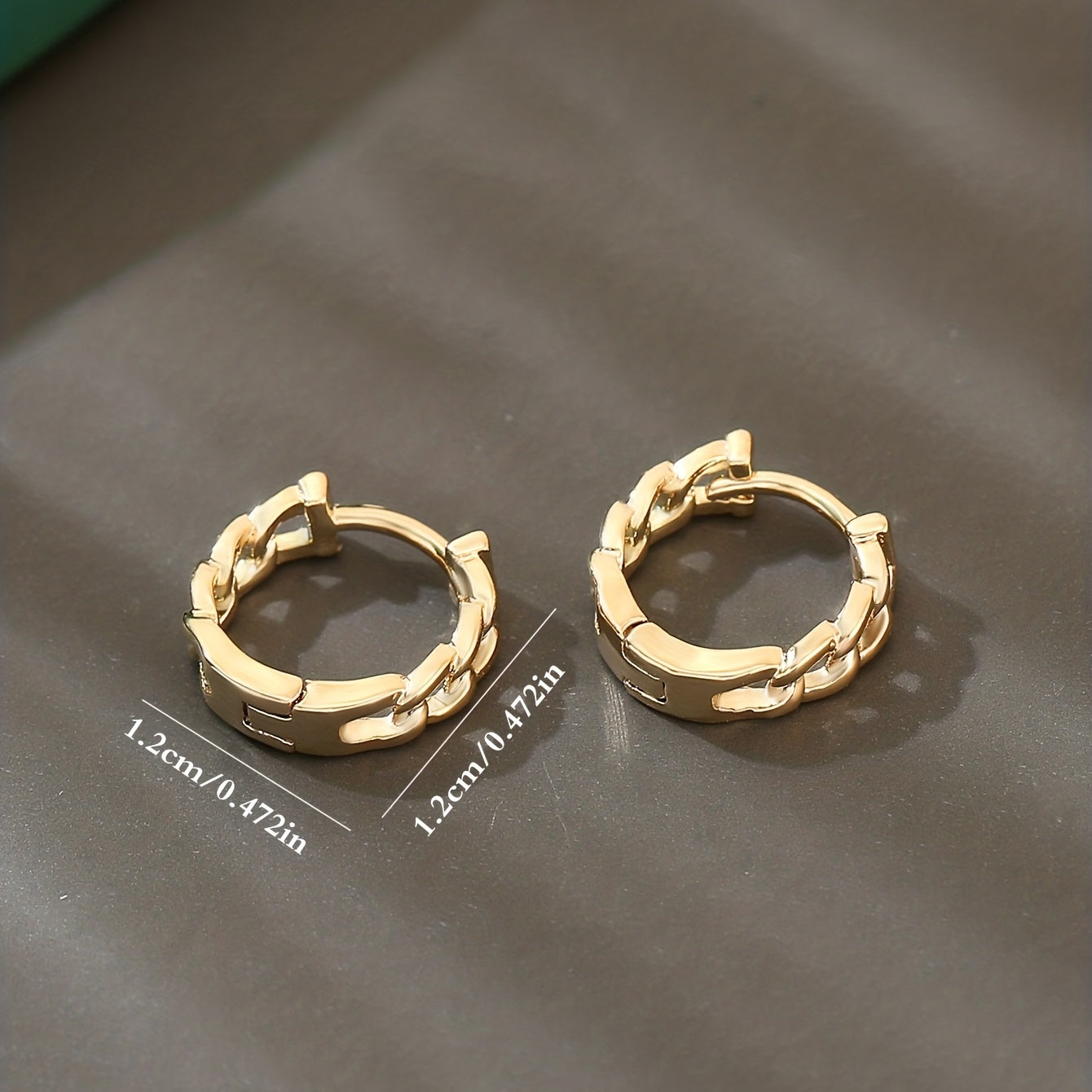 Lunarya | Women's elegant twisted earrings with zirconia | Golden yellow