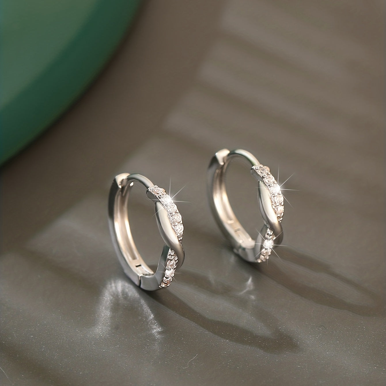 Lunarya | Women's elegant twisted earrings with zirconia | Golden yellow