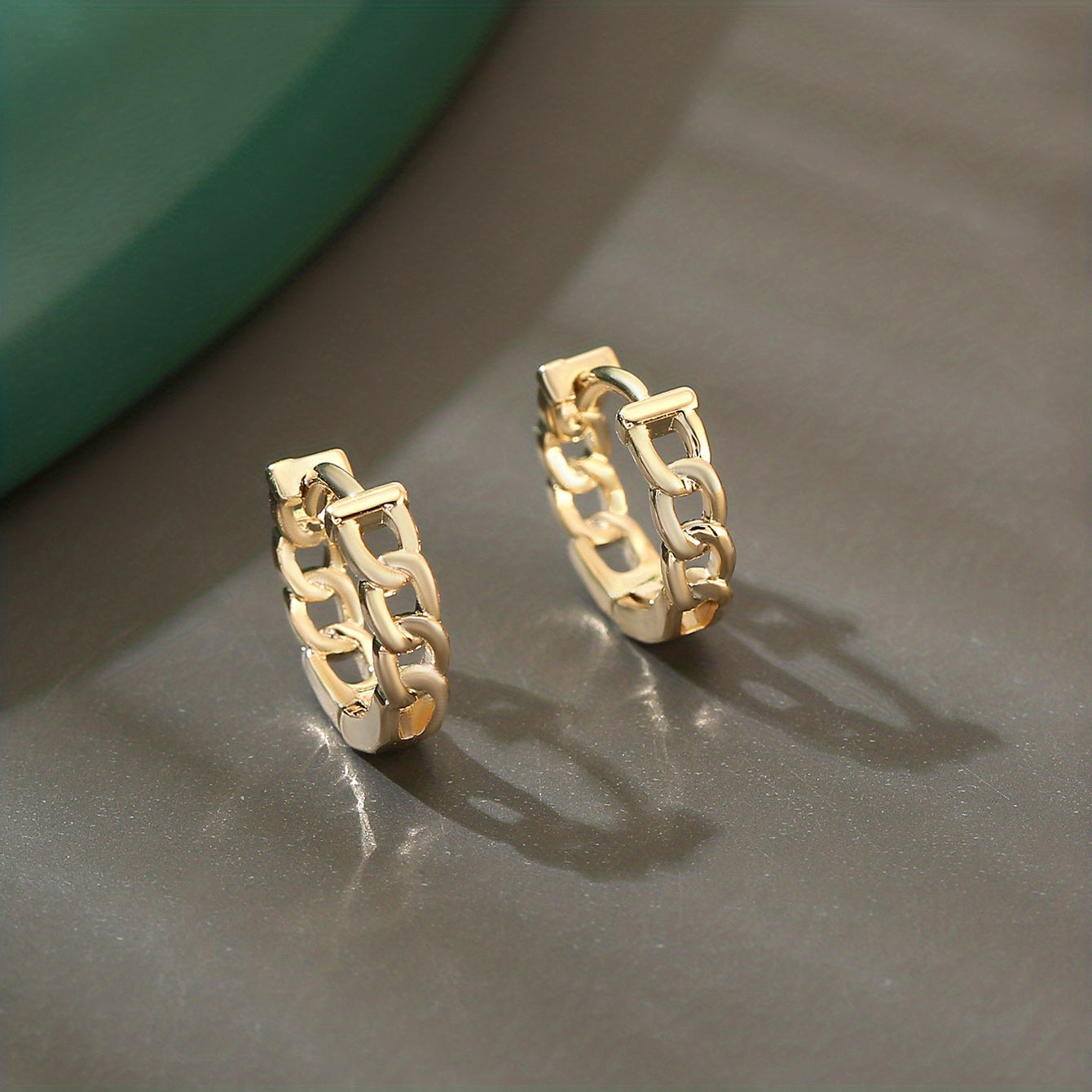 Lunarya | Women's elegant twisted earrings with zirconia | Golden yellow