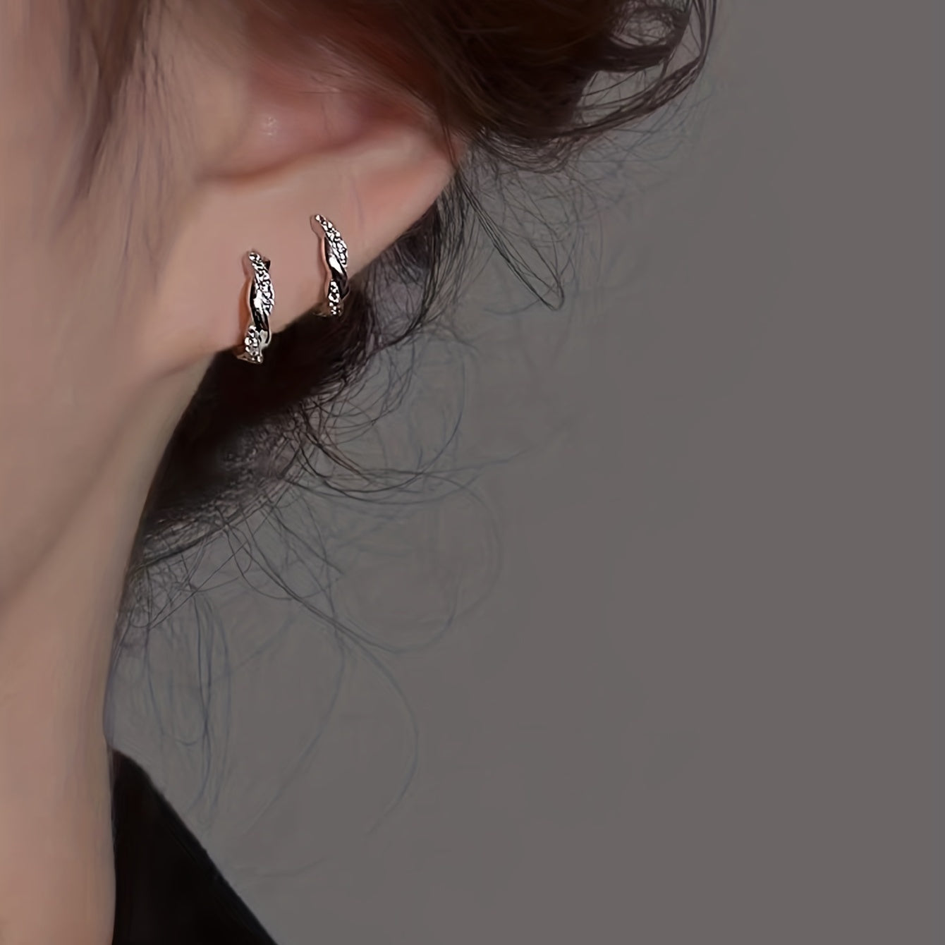 Lunarya | Women's elegant twisted earrings with zirconia | Golden yellow
