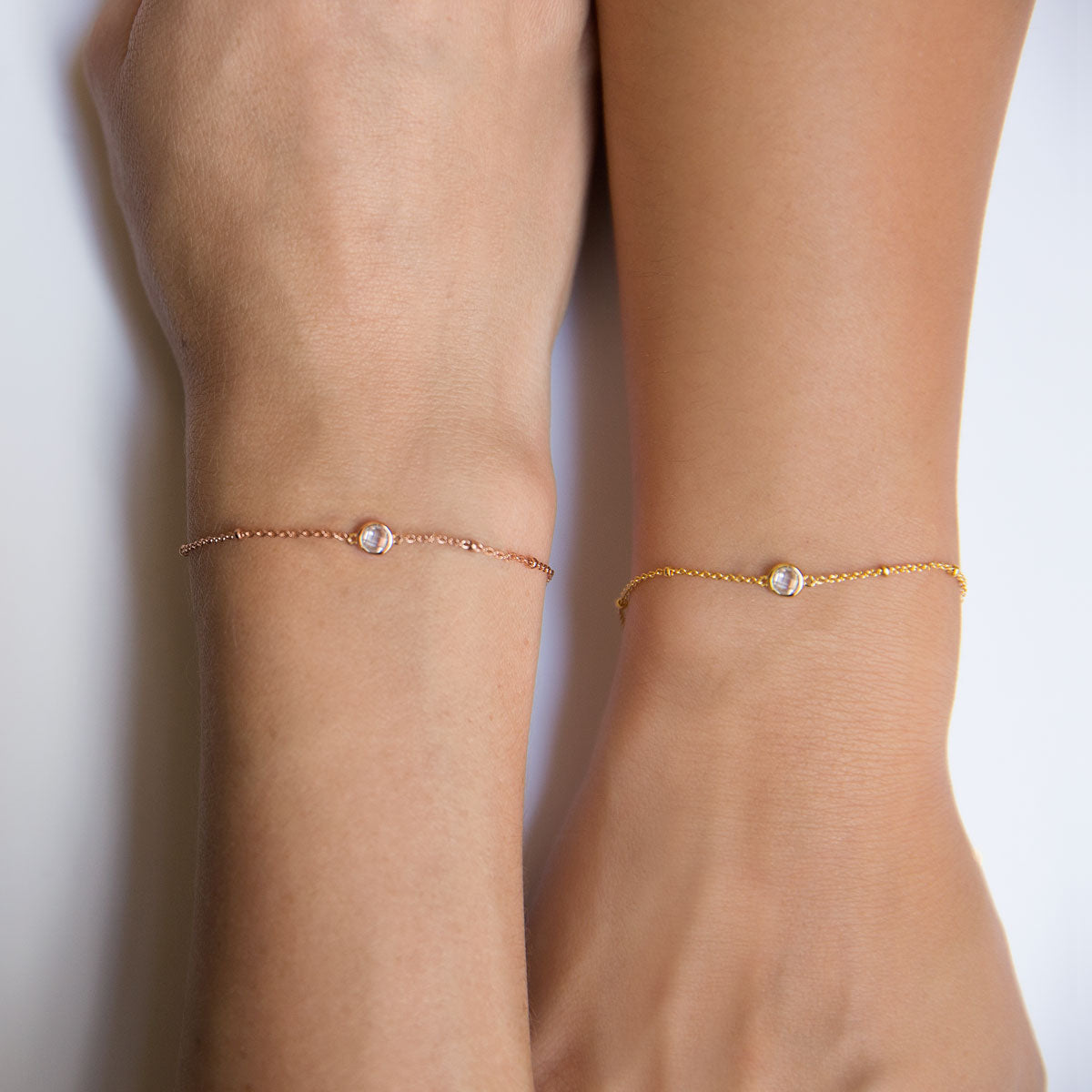 Aurora Luxe armbanden in goud, zilver en roségoud, versierd met sprankelende kristalkraaltjes voor een verfijnde en elegante uitstraling. Het delicate ontwerp voegt een subtiele luxe toe aan elke pols, perfect voor een chique en tijdloze look.
