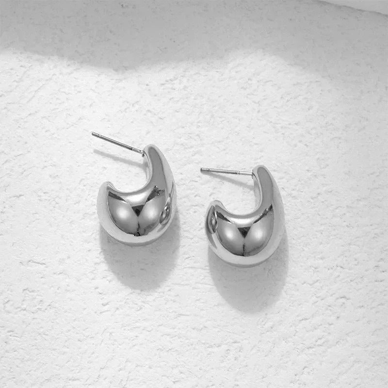 Briella verfijnde oorbellen, elegant en minimalistisch met een subtiele druppelvorm. Deze tijdloze oorbellen voegen een vleugje klasse toe aan elke outfit en zijn perfect voor zowel dagelijks gebruik als speciale gelegenheden.