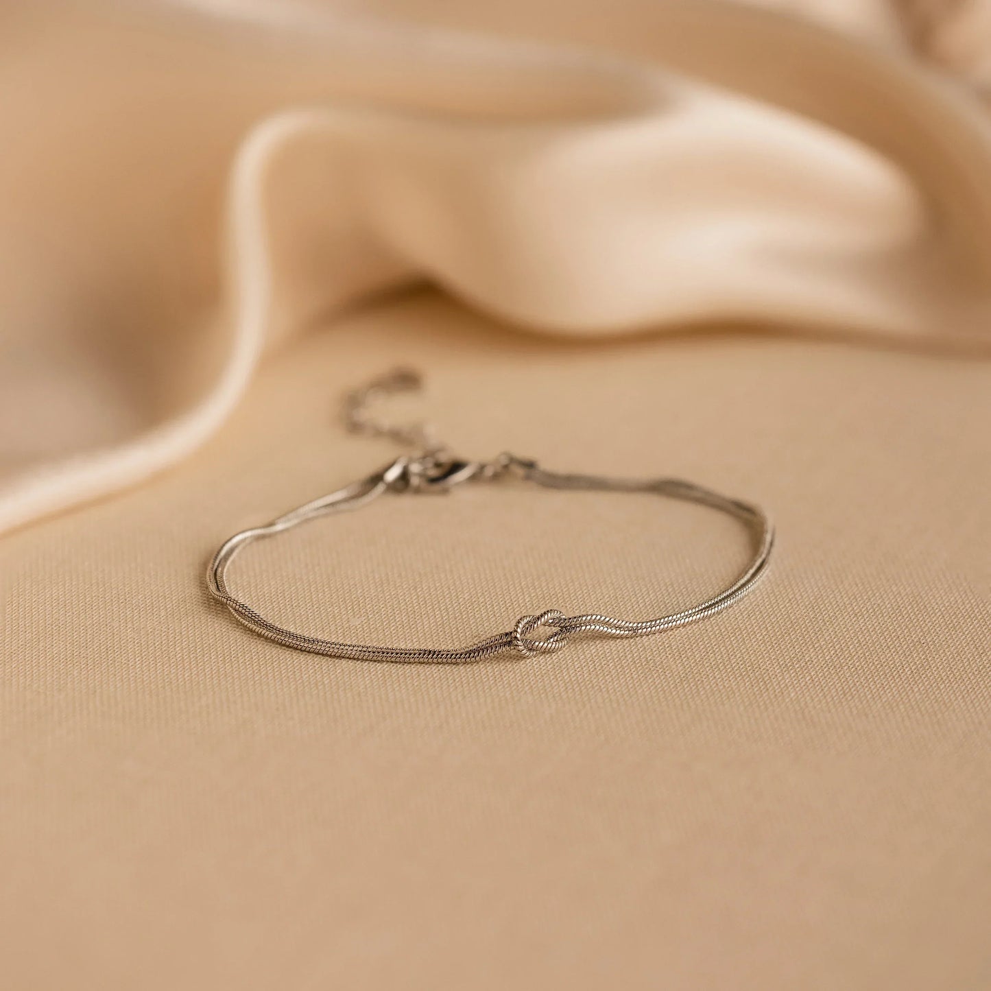 Een elegante close-up van een vrouw die de EleganceVibes armband draagt, gekenmerkt door tijdloze klasse en verfijnde accenten. De armband voegt een vleugje elegantie toe aan elke outfit, perfect voor zowel dagelijkse looks als speciale gelegenheden.