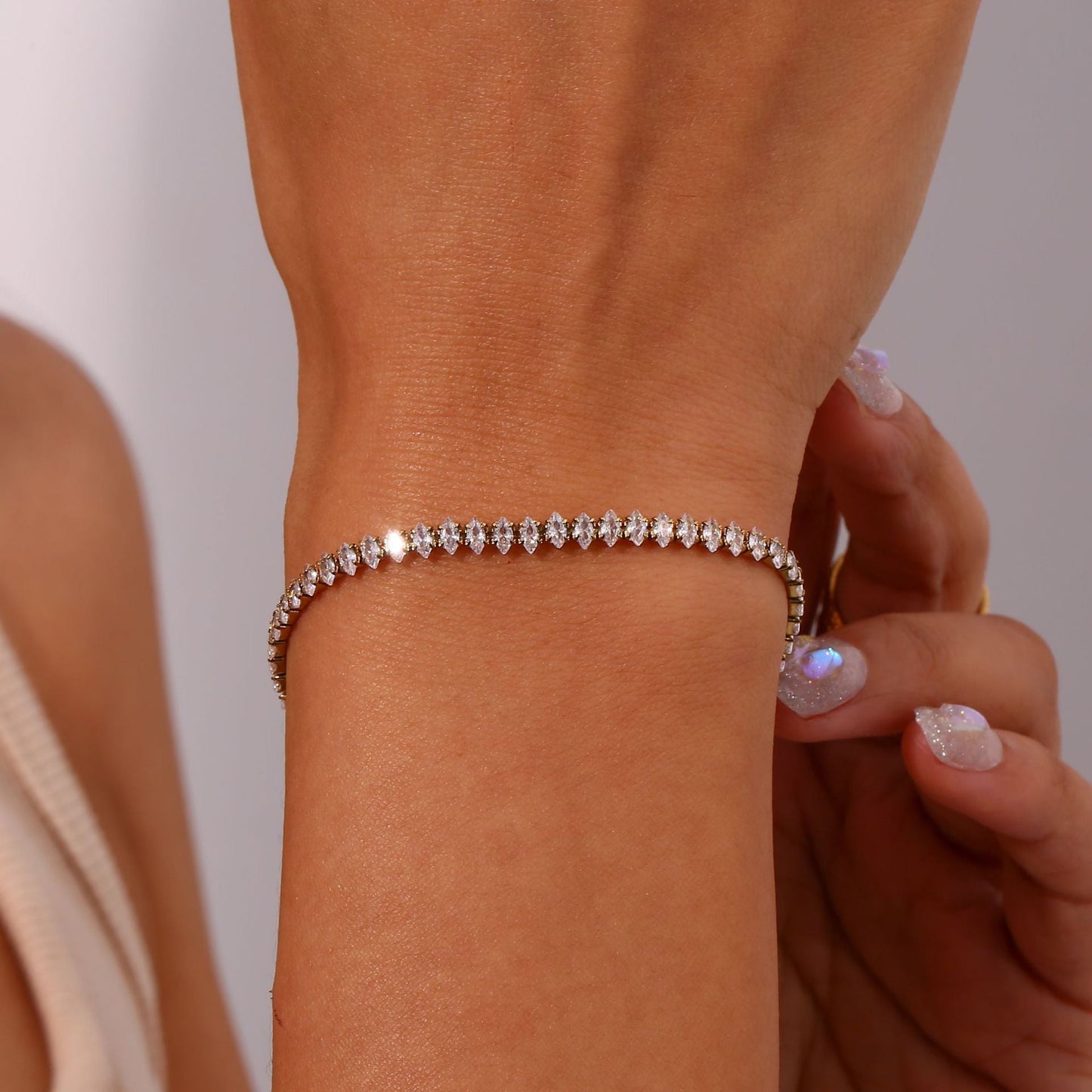 Glanzende Charme tennisarmband met sprankelende zirconia's in een elegant, tijdloos ontwerp. De verfijnde armband voegt een luxe touch toe aan elke outfit en is perfect voor zowel dagelijkse als feestelijke gelegenheden.