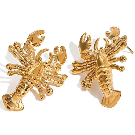 Goudkleurige Scorpius oorbellen in de vorm van een schorpioen. Deze unieke en gedetailleerde oorbellen maken een opvallend statement en voegen een speelse, luxueuze touch toe aan elke outfit. Perfect voor durfals die graag opvallen.