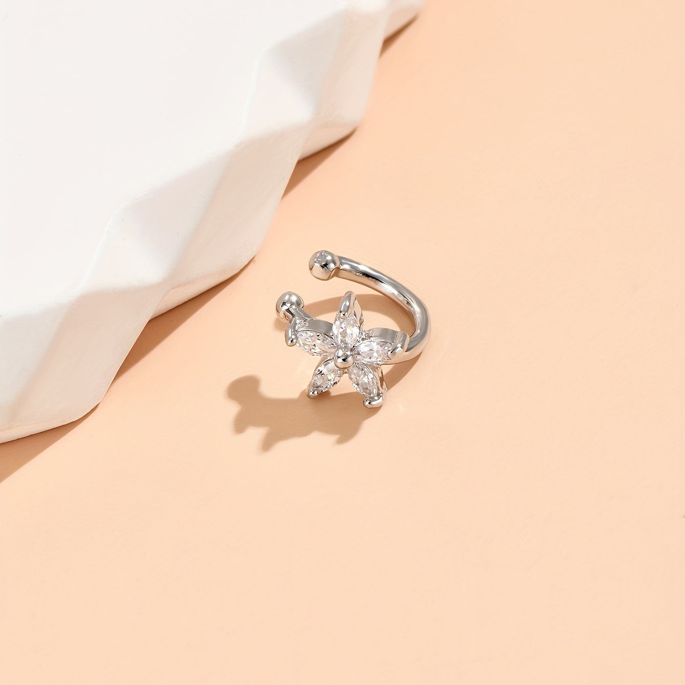Selira | Women's delicate flower-shaped clip-on earring | Silver