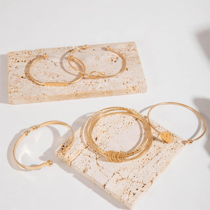 Amelise | Women's minimalist bracelet set with shiny geometry | Gold