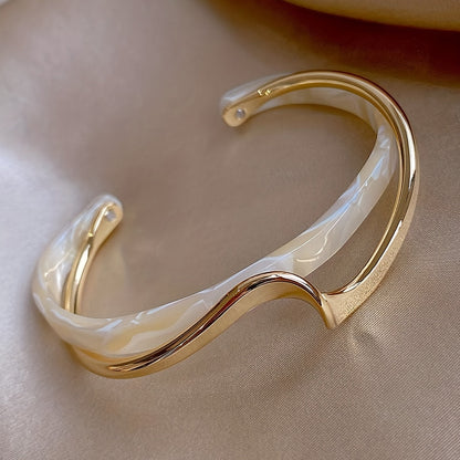 Alenya | Women's minimalist wavy bracelet | White