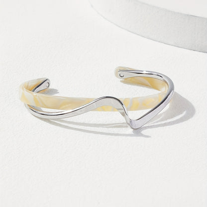 Alenya | Women's minimalist wavy bracelet | White