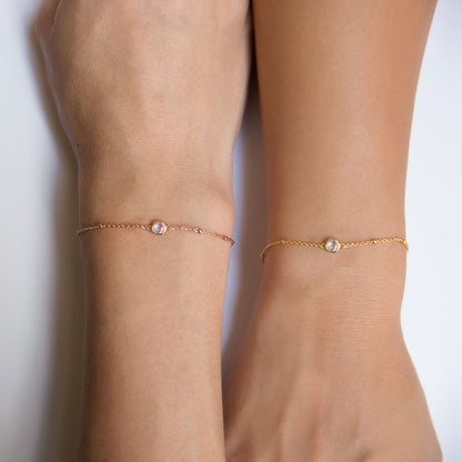 Aurora Luxe armbanden in goud, zilver en roségoud, versierd met sprankelende kristalkraaltjes voor een verfijnde en elegante uitstraling. Het delicate ontwerp voegt een subtiele luxe toe aan elke pols, perfect voor een chique en tijdloze look.
