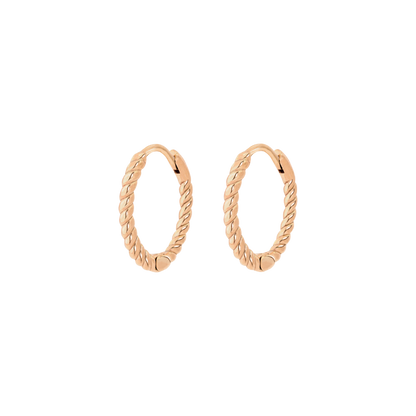 Afbeelding van de Estrellé Oorbellen  Verfijnd, een elegante set zilveren oorbellen met een gedraaide structuur, perfect voor een verfijnde en moderne uitstraling.