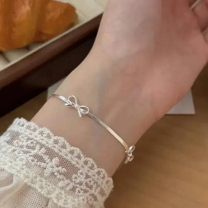 Miralyn | Women's bracelet with bow detail and elegant shine | Silver