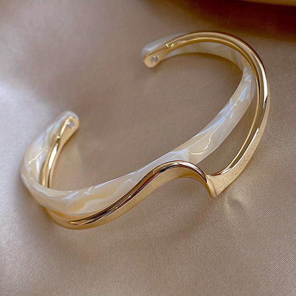 Alenya | Women's minimalist wavy bracelet | White