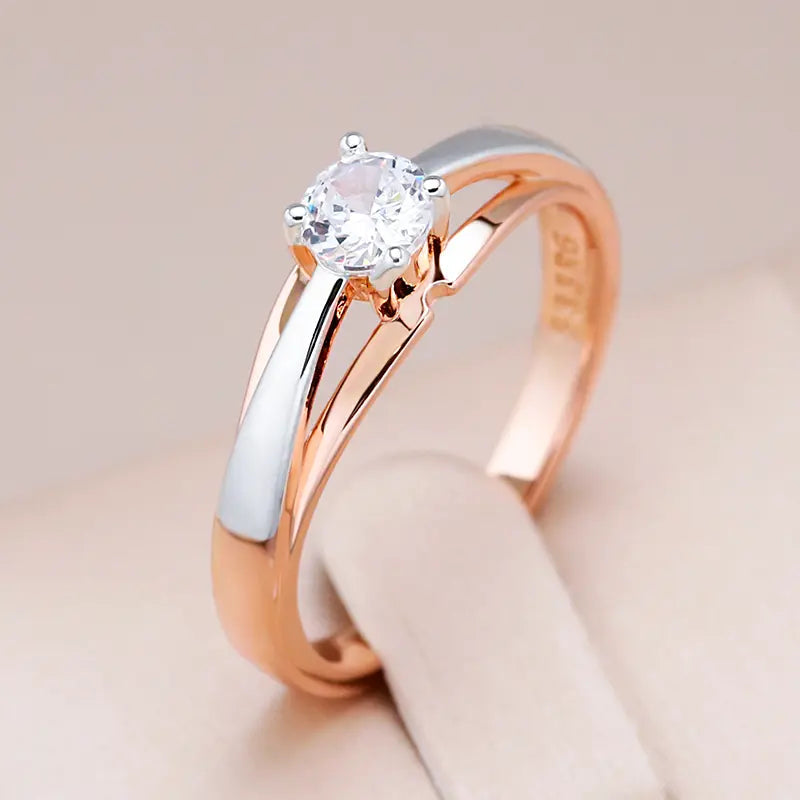 Luxurious Ring with White Crystal